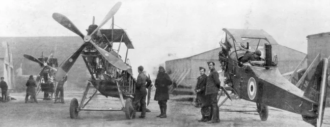 British Royal Flying Corps flygplan under reparation, c1916