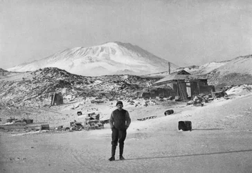 Brittisk upptäcktsresande Ernest Shackleton vid Cape Royds basläger, Antarktis, 1908