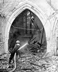 Brittiska brandmän som dämpar en bombad kyrka, andra världskriget, juni 1940