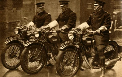 Brittisk polis på BSA-motorcyklar, 1931, 1933.