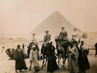 Brittiska turister satt på kameler framför den stora pyramiden, Giza, Egypten, 1936