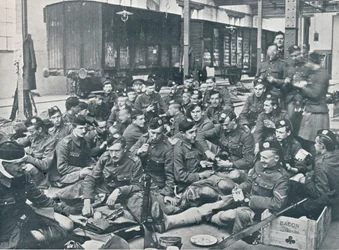 Brittiska trupper äter måltid på en fransk järnvägsstation, c1914