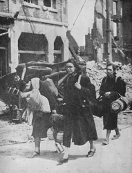 Brittiska trupper håller ut i Louvain när flyktingar lämnar staden, 1940, 1940