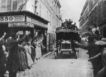 Brittiska trupper får ett välkomnande när de anländer med en skåpbil till en fransk stad, 1915