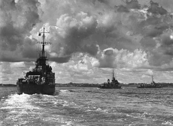 Brittiska krigsfartyg anlöper Sydneys hamn, Australien, 1945