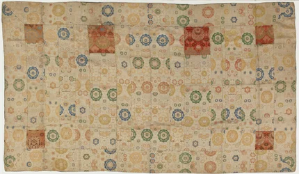 Brokad, siden. En buddhistisk munkrock, lappad, kesa, Edo-period, 1615-1868.