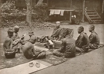 Buddhistpräst med elever, 1900.