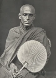Buddhistisk munk från Burmas sekt med palmblad, 1926