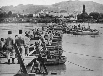 Bygger en pontonbro över en fransk bäck, 1915