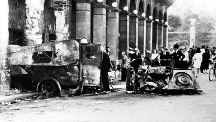 Utbrända fordon i Rue de Castiglione, Paris befrielse, 25 augusti 1944