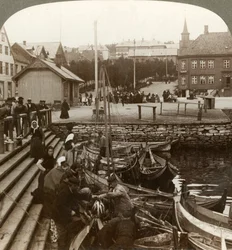 Att köpa fisk i en livlig arktisk handelshamn, Tromsoe 69° 38 N. Lat., Nordnorge, 1902.