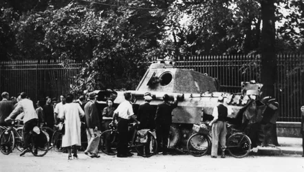 Åskådare undersöker en övergiven stridsvagn på Rue de Medicis, Paris befrielse, augusti 1944