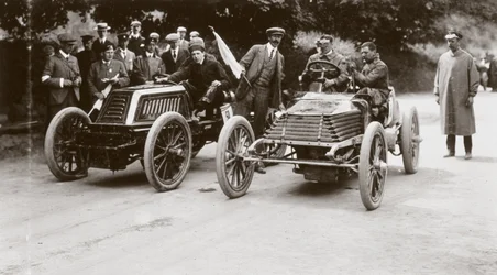 C S Rolls 80 hk Mors (vänster) tävlar mot en Wolseley, Irland