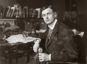 C S Rolls sitter vid sitt skrivbord, c 1902