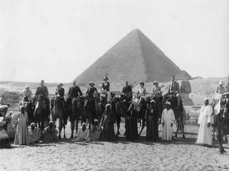 Kameltur framför en av pyramiderna i Giza, Egypten, c1920-c1930s