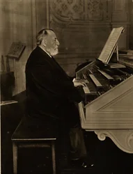 Camille Saint-Saëns 1835-1921 vid orgeln, 1913.