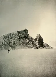 Cape Barne. Pelaren i höger förgrund är vulkanisk, c1908, 1909.
