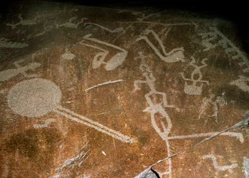 Snidade Petroglyph Människor, rådjur, älgar, fåglar, stövlar och cirklar, 4:e-3:e årtusendet f.Kr.