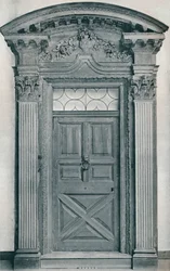 Dörröppning i snidat trä, tidigt 1700-tal, 1909