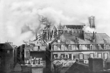 Katedralen i Reims i brand efter tysk beskjutning, Frankrike, 1914