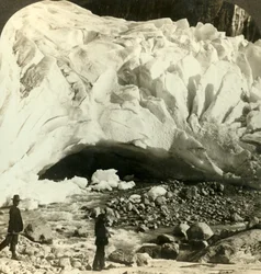 Grottformig mynning av enorma Briksdalsglaciären där smältande is bildar bergsströmmar, Norge, c1905.