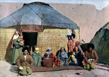 Centralasiatisk familj utanför sitt hus, c1890