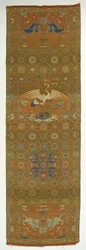 Stolsöverdrag med en kran, lejon, drakar, lyckosamma symboler och blommor..., Qingdynastin, 1700-tal.