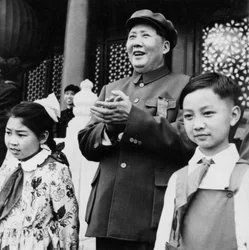 Ordförande Mao Zedong applåderar parader från talarstolen på Tien An Men i Peking, Kina