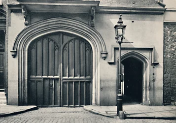 Charterhouse. Exteriör av Entrance Gateway, 1925
