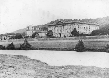 Chatsworth House från andra sidan floden Derwent, Derbyshire, sent 1800- eller tidigt 1900-tal