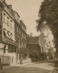 Cheyne Walk, en ödmjuk väg med utsikt över floden, är rik på minnen, c1935.