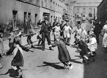 Barn som dansar på gatan, London, 1926-1927