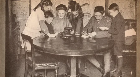 Barn som tömmer sina sparbössor för att investera i krigslån, c1917, 1935