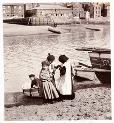 Barn som leker vid vattnet, Whitby Harbour, c 1905