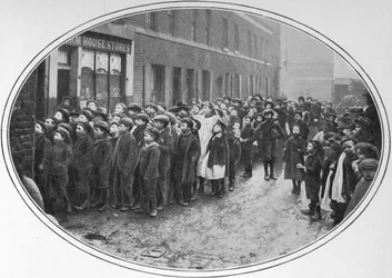 Barn som väntar på gratis måltider, London, c1900 1901