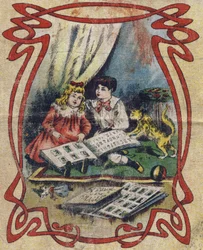 Barn tittar på en bilderbok för att illustrera alfabetet. Fjärde omslaget till albumet drolatic. Serie nummer 4 i Albums-chromo på duk. Kromolitografier på vävnad. Avbildning av Marcel Vagne, Jarville-Nancy, tidigt 1900-tal. Mått: 25x17,5 cm