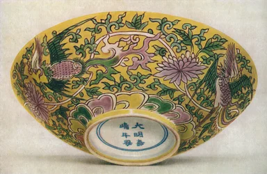 Kinesisk emaljmålad porslinsskål. Chia Ching-perioden, 1522-1566, 1928