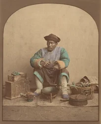 [Kinesisk man som sitter med verktyg], 1870-talet.