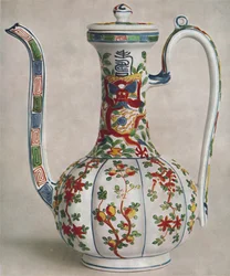 Kinesisk porslinskärl med femfärgad dekoration. Perioden av Wan Li, 1573-1619, 1928