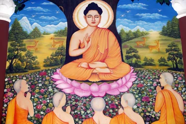 Chua Tu Quang buddhistiska tempel. Shakyamuni Buddha predikar predikan - lagens hjul - för sina fem lärjungar. Vung Tau. Vietnam.