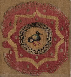 Cirkulärt segment med åttauddig stjärna och fågel, 600-700-tal.