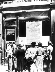 Medborgare i Paris utanför ett tyskt rekryteringskontor, 1940-1944