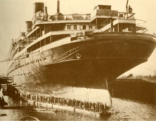 Rengöring av Hull of the Majestic i Dry Dock, c1930.