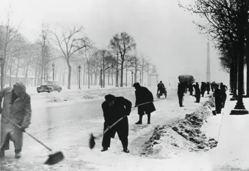 Snöröja på Champs Elysees, tyskockuperade Paris, vintern 1941