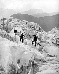 Klättring genom Bossons isfall på väg uppför Mont Blanc, Schweiz, tidigt 1900-tal