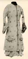 Päls och helbyxor av brun brokad med blommor och blad, c1670, 1937.