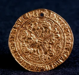 Mynt Korabelnik av tsar Ivan III Averse: blomkors, 1471-1490