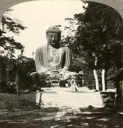 Kolossal staty av Buddha, vördad av japanerna, i ett sylviskt tempel, Kamakura, Japan, c1900.