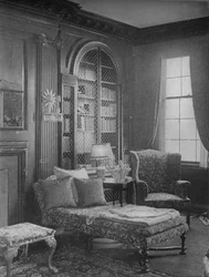 Bekvämt hörn i biblioteket som visar bokhyllan, fröken Anne Morgans hus, New York City, 1924