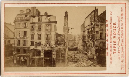 Commune de Paris (1871): öppnande av varuhusen i Carpet Rouge, ett reklamkort som visar byggnaden ett år innan, i ruiner under kommunen. Tryck på kartong Dim. 6,3x10 cm